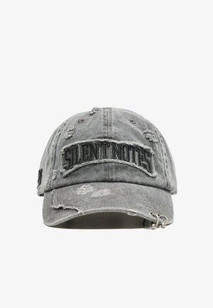 Grijze verweerde baseballpet met zwarte "SILENT NOTES" patch en twee zilveren metalen ringen aan de rechterkant van de klep.