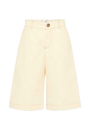 Shorts hasta la rodilla de color crema, de cintura alta, con trabillas para cinturón, cierre frontal de botones y dobladillos cosidos sobre un fondo blanco.