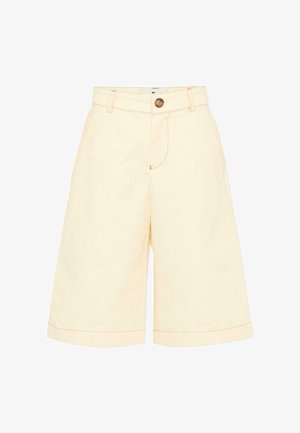 Shorts hasta la rodilla de color crema, de cintura alta, con trabillas para cinturón, cierre frontal de botones y dobladillos cosidos sobre un fondo blanco.