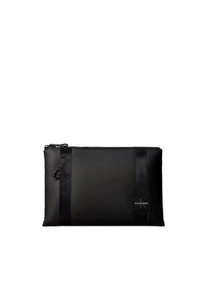 Schwarze rechteckige Clutch mit Reißverschluss, zwei vertikalen strukturierten Streifen und einem kleinen Calvin Klein Logo-Patch vorne.