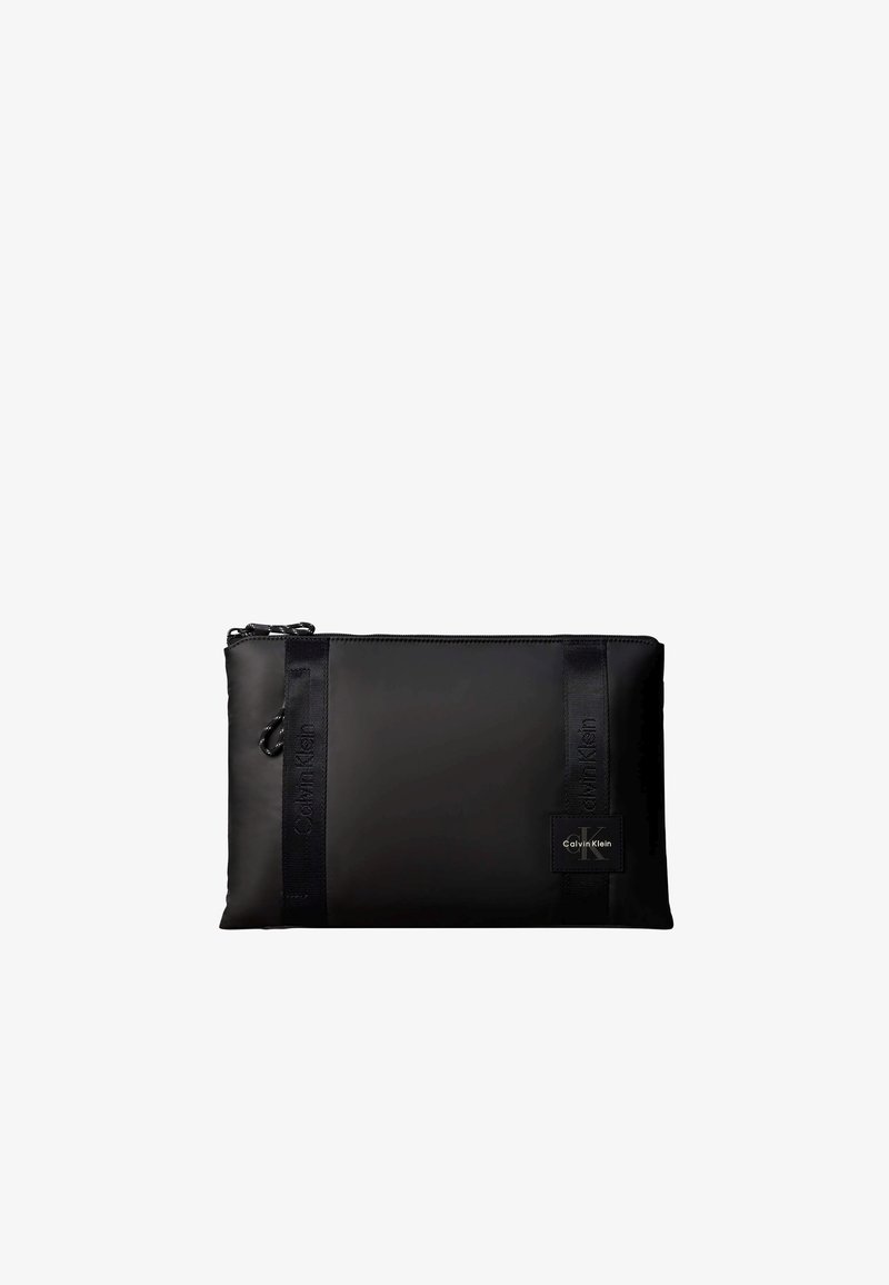 Μαύρο ορθογώνιο τσαντάκι clutch με φερμουάρ, με δύο κάθετες υφασμάτινες λωρίδες και ένα μικρό λογότυπο Calvin Klein στο μπροστινό μέρος.