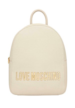 Mochila beige con bordes redondeados, asa superior y letras mayúsculas doradas "LOVE MOSCHINO" en el frente.