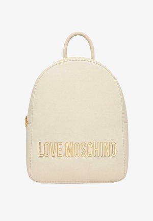 Mochila beige con bordes redondeados, asa superior y letras mayúsculas doradas "LOVE MOSCHINO" en el frente.