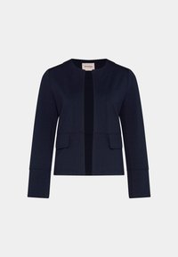 Navy sininen, kaulukseton naisten bleiseri pitkähihaisilla, etupuolen läpällisillä taskuilla ja avonaisella muotoilulla valkoisella taustalla.