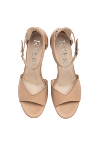 Cizme cu toc deschis, din piele nud, cu o curea în jurul gleznei. Prezintă o textură netedă și un design minimalist, cu un detaliu subtil de decupaj.