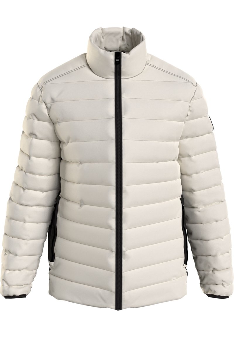 Giubbotto imbottito grigio chiaro con cuciture verticali, colletto alto, zip frontale nera e tasche laterali con zip nera, mostrato su uno sfondo bianco.