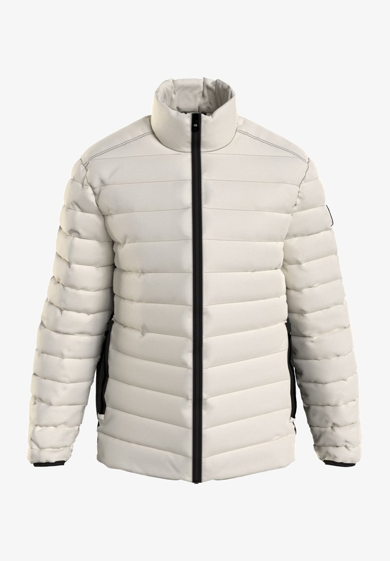 Giubbotto imbottito grigio chiaro con cuciture verticali, colletto alto, zip frontale nera e tasche laterali con zip nera, mostrato su uno sfondo bianco.