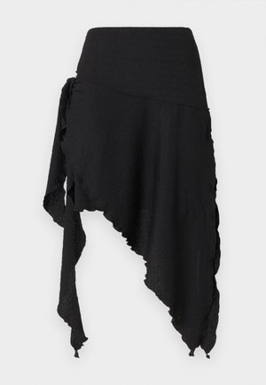 Asymetryczna czarna spódnica z teksturowanej tkaniny o nieregularnym brzegu, charakteryzująca się drapowanym, warstwowym fasonem oraz ozdobnym wiązaniem z jednej strony.
