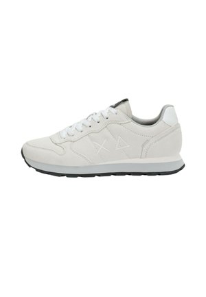 Witte lage sneaker met witte veters, subtiel zijstiksel in kruis- en driehoekvormen, en een zwarte zoolrand.