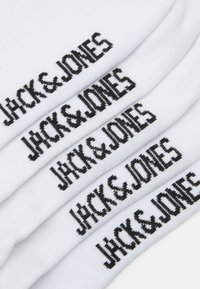 Calze bianche con logo ricamato nero "JACK & JONES". Il tessuto sembra liscio con un polsino a coste nella parte superiore.