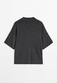Pull court gris foncé à manches courtes avec un col côtelé et une coupe décontractée, fabriqué à partir d'un matériau en tricot doux. Design simple, sans embellissements visibles.