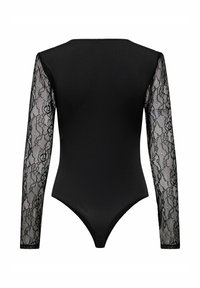 Body noir à manches longues avec un devant en tissu uni et des manches en dentelle florale transparente, style ajusté et ouvertures de jambes échancrées.
