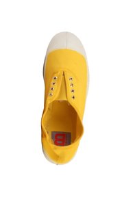 Scarpa slip-on in tela gialla con punta e occhielli in gomma bianca, caratterizzata da una tomaia testurizzata e una suola piatta per un abbigliamento casual.