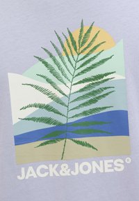 Camiseta de algodón de color púrpura claro con un gráfico de un helecho verde, formas en tonos pastel superpuestas y el texto "JACK&JONES" en blanco en la parte inferior.