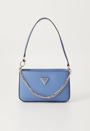 Sac à main synthétique bleu avec un logo triangulaire, des accents noirs et une bandoulière en chaîne argentée. Il possède une fermeture zippée et une texture lisse.