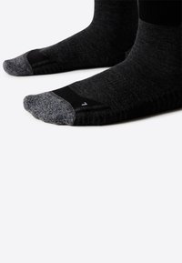 Calcetines negros con un diseño texturizado. Presentan una puntera gris, talón reforzado y acentos en contraste. Material suave para mayor comodidad.