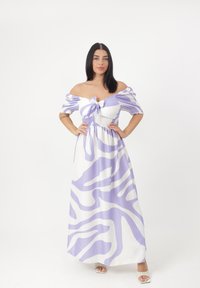 Abito maxi bianco con motivo astratto viola. Design off-the-shoulder, corpino arricciato e gonna fluente. Tessuto testurizzato.