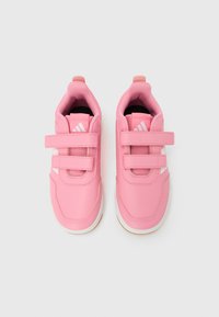 Rožnate športne superge iz sintetičnega materiala, z ježki, belimi poudarki, oblazinjeno ovratnico in teksturirano gumijasto podplato.