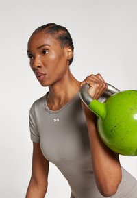 Under Armour TRAIN SEAMLESS - Tricou basic - pewter/white