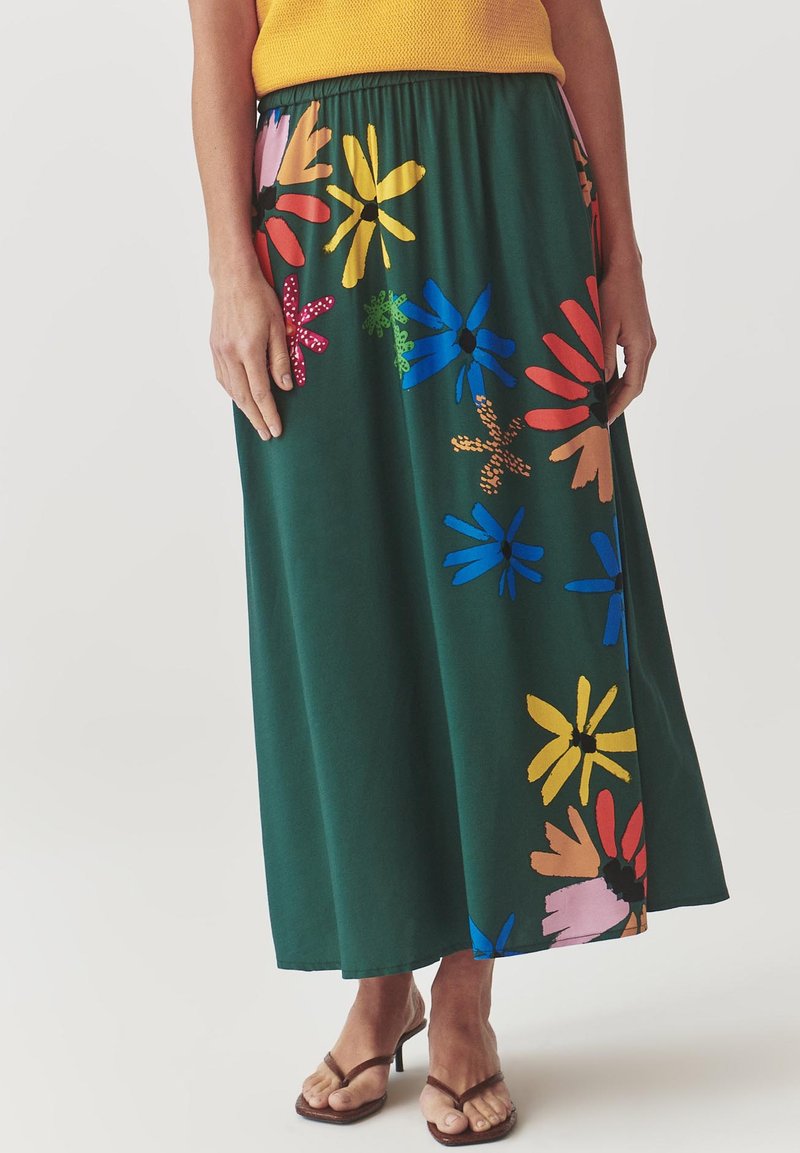 Fustă maxi din material verde, cu un model floral colorat ce include flori galbene, roșii și albastre. Talie elastică, croială lejeră.
