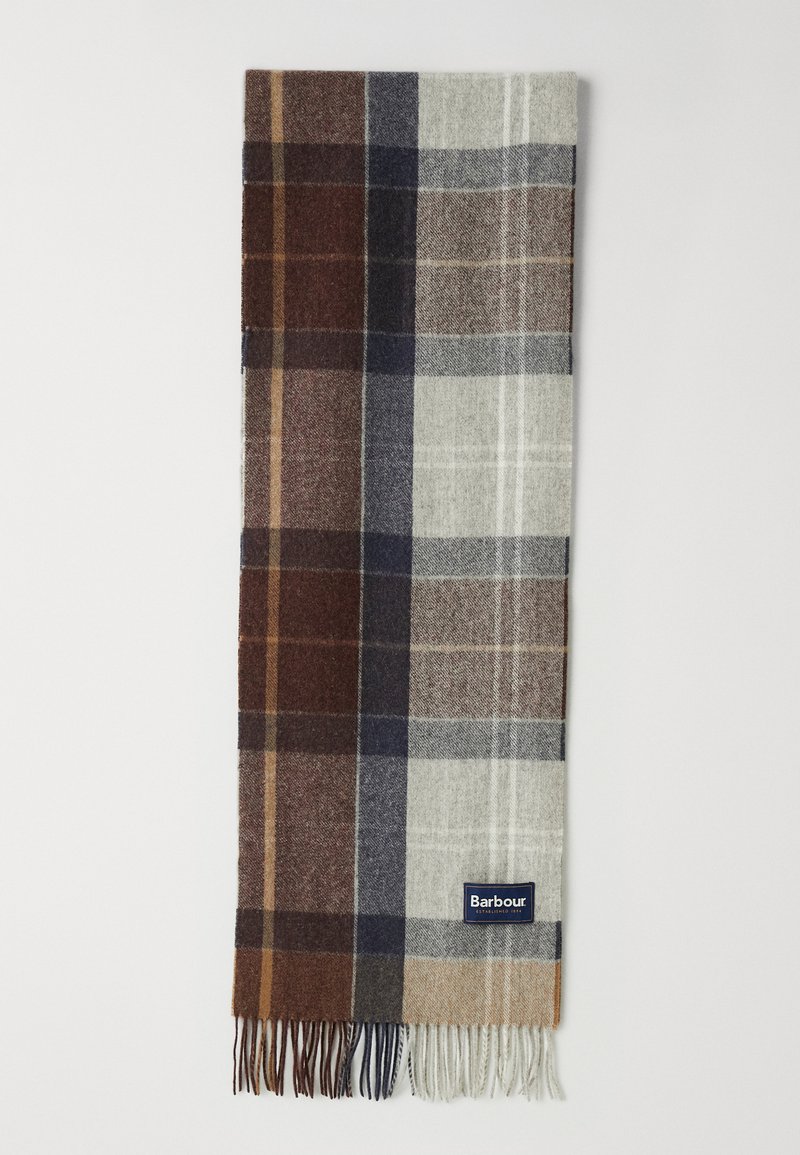 Écharpe en laine longue avec un motif à carreaux marron, bleu marine, gris et beige, avec des franges aux extrémités, et une petite étiquette rectangulaire portant l'inscription "Barbour."