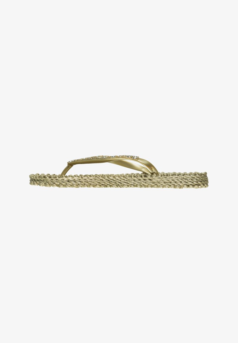 Gouden flip-flops met een gevlochten bandontwerp en een gestructureerde zool. Verfraaid met een decoratief metalen stuk op de band.