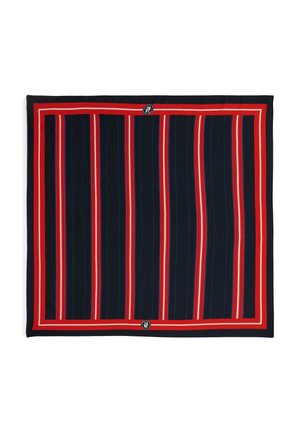 Tengerészkék szövet piros és fehér függőleges csíkokkal, piros és fekete szegélyekkel körülvéve, kis kör alakú logókkal felül és alul.