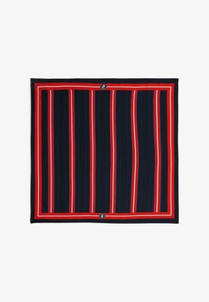 Marineblåt stof med røde og hvide lodrette striber, kantet med røde og sorte kanter, med små cirkulære logoer øverst og nederst.