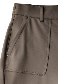 Pantalons en tissu brun avec une grande poche anguleuse, une texture subtile et des coutures contrastées le long des bords. Fermeture à pression en métal visible.