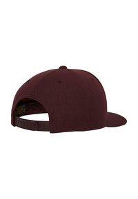 Căciulă de baseball bordo cu umăr plat, sistem de ajustare prin snapback și țesătură texturată. Include un buton pe vârf și o marcaj subtil în interior.
