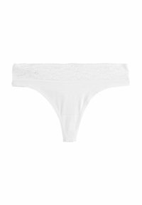 String blanc avec une ceinture en dentelle florale. Tissu doux, texture lisse et design à couverture minimale.