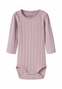 Body à manches longues en tissu côtelé rose clair, avec un col rond, des manches bouffantes et des boutons-pression à l'entrejambe.