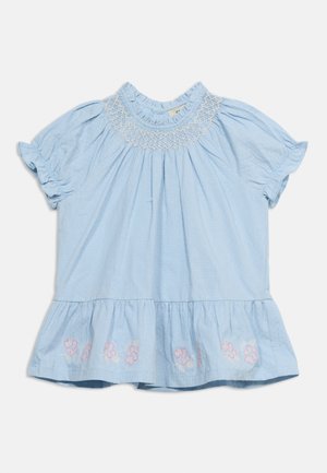 Rochiță pentru copil mic, cu mâneci scurte de culoare albastru deschis, cu guler cu volănașe, detaliu smock și broderie florală roz aproape de tiv.