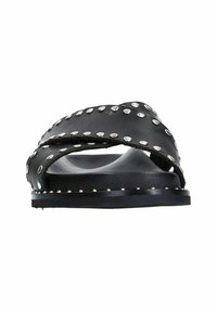 Sandales en cuir noir avec des straps croisées ornées de clous en argent, dotées d'une semelle plate et d'un design à bout ouvert.