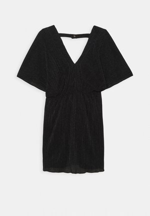 Czarna sukienka z dekoltem w serek, krótkimi szerokimi rękawami i marszczonym pasem. Wykonana z teksturowanej tkaniny o delikatnym połysku.