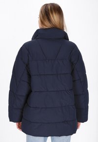 Giacca puffer blu navy con colletto alto. Presenta motivi a righe orizzontali e una vestibilità morbida, realizzata in un materiale liscio e resistente all'acqua.