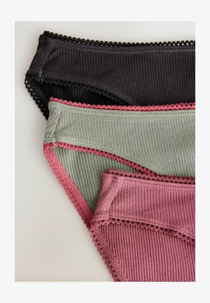 Korta bomullsbyxor i svart, olivgrön och rosa. Ribbade texturer med vågformad spetsdetalj längs midjan och benöppningarna.