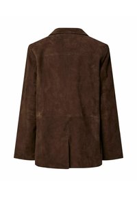 Ruskea mokkatakki notkolla kauluksella, pitkät hihat ja suora leikkaus. Korostettu näkyvillä saumoilla ja takahalkiolla. Pehmeä rakenne.