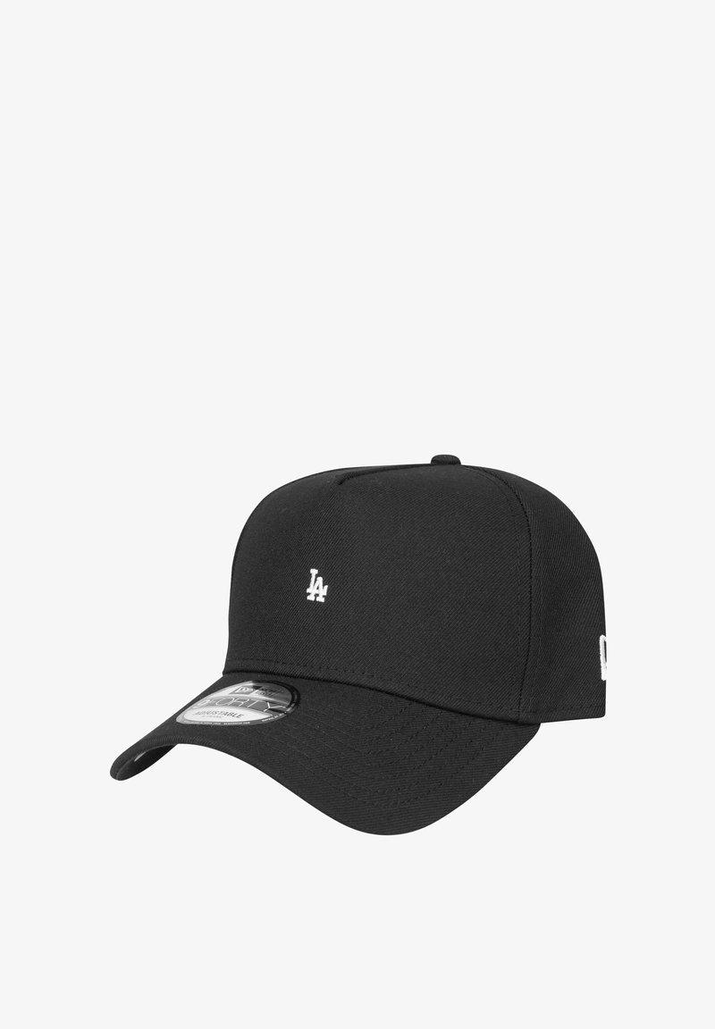 Schwarze Baseballmütze aus Stoff mit strukturiertem Design. Mit weißer "LA"-Logo-Stickerei auf der Vorderseite und einem gebogenen Schirm.