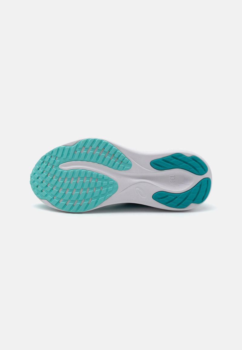 Sole di scarpa con una base grigio chiaro e un motivo traction in gomma teal. Presenta scanalature e indentazioni circolari per presa e flessibilità.
