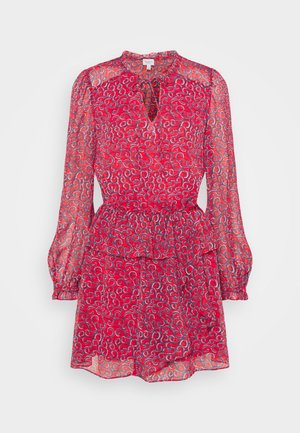 Robe courte rouge à manches longues avec un col montant, une taille élastique, des détails volantés et un motif abstrait en spirale bleu marine.