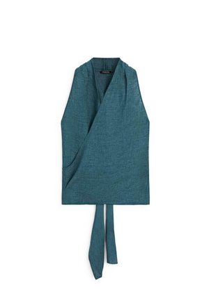 Top avvolgente smanicato in lino color turchese con scollo a V e lunghe fascette in vita, disteso su sfondo bianco.