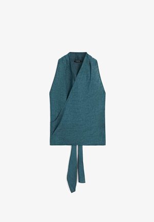 Mouwloze teal linnen overslagtop met V-hals en lange strikken in de taille, plat gelegd op een witte achtergrond.