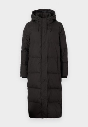 Juodas pūkinis paltas su kapišonu, ilgas dizainas, sukurtas iš siuvinėjimo, su raištelių akcentais ir gipiūro rankogaliais.