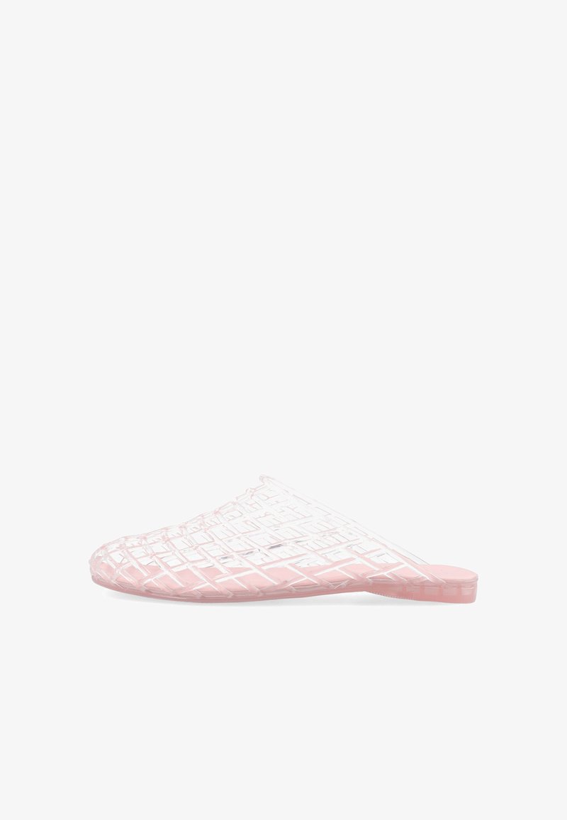 Chaussure slip-on tissée rose transparente avec semelle plate, bout arrondi et talon bas, présentée de profil sur fond blanc.