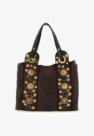 Borsa a mano in pelle marrone con manici neri, decorata con borchie dorate, rosse, nere e turchesi e adornata con elementi metallici circolari.