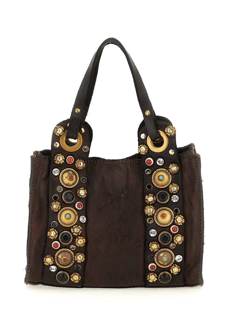 Borsa a mano in pelle marrone con manici neri, decorata con borchie dorate, rosse, nere e turchesi e adornata con elementi metallici circolari.