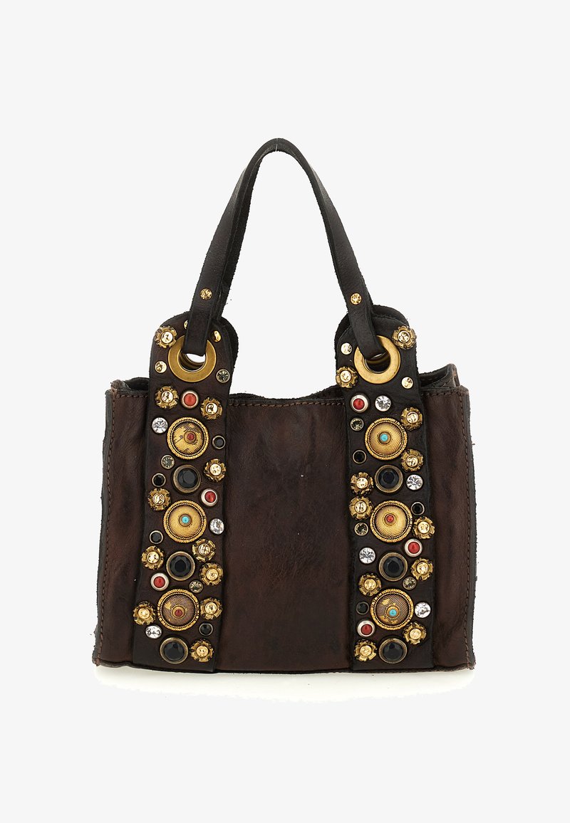 Borsa a mano in pelle marrone con manici neri, decorata con borchie dorate, rosse, nere e turchesi e adornata con elementi metallici circolari.
