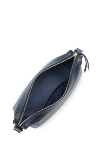 Borsa in pelle blu navy con superficie texture, chiusura con cerniera dorata e interno spazioso foderato in tessuto scuro. Design sottile con base piatta.