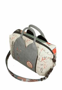 Graue Lederhandtasche mit mehrfarbigem abstraktem Schriftmuster. Verfügt über kurze Griffe, einen abnehmbaren, gemusterten Riemen und einen Reißverschluss.